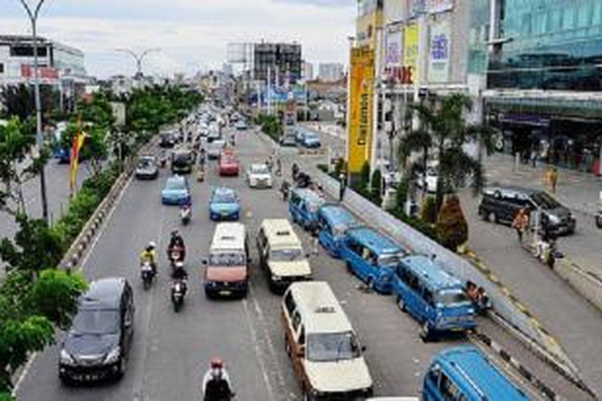 Seiring pertumbuhan kota, kepadatan lalu lintas kerap terjadi di Jalan Margonda Raya, Kota Depok, seperti terlihat Kamis (23/4). Mengatasi kemacetan merupakan salah satu tugas Pemerintah Kota Depok untuk menuju kota yang cerdas (smart city).