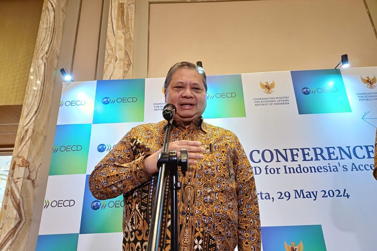 Menteri Koordinator (Menko) Bidang Perekonomian Airlangga Hartarto dalam Konferensi Pers Workshop Proses Aksesi Indonesia dalam OECD di The St. Regis, Jakarta, Rabu (29/5/2024).