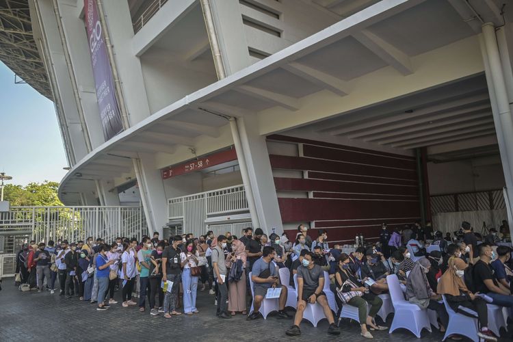 Sejumlah warga antre untuk mengikuti vaksinasi dosis ke-3 di kawasan Gelora Bung Karno (GBK), Jakarta, Sabtu (2/4/2022). Direktorat Reserse Khusus Polda Metro Jaya mengadakan vaksinasi COVID-19 dosis ke-3 atau booster yang diperuntukan bagi masyarakat umum dengan kuota 500 dosis per hari dan berlangsung hingga 3 April 2022.