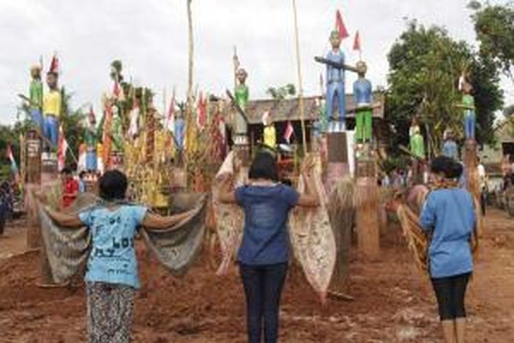 Persiapan upacara tiwah massal di Desa Parit, Kecamatan Cempaga Hulu, Kabupaten Kotawaringin Timur, Kalimantan Tengah, Rabu (27/11/2013). 
