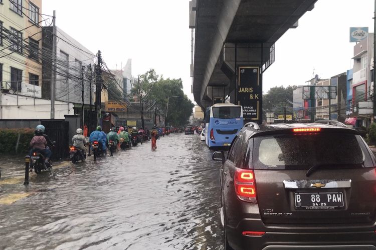 Banjir setinggi sekitar 30 cm terjadi di Jalan RS Fatmawati tepatnya sebelum SMA Cendrawasih, Gandaria Selatan, Cilandak, Jakarta Selatan pada Senin (21/6/2021) siang.