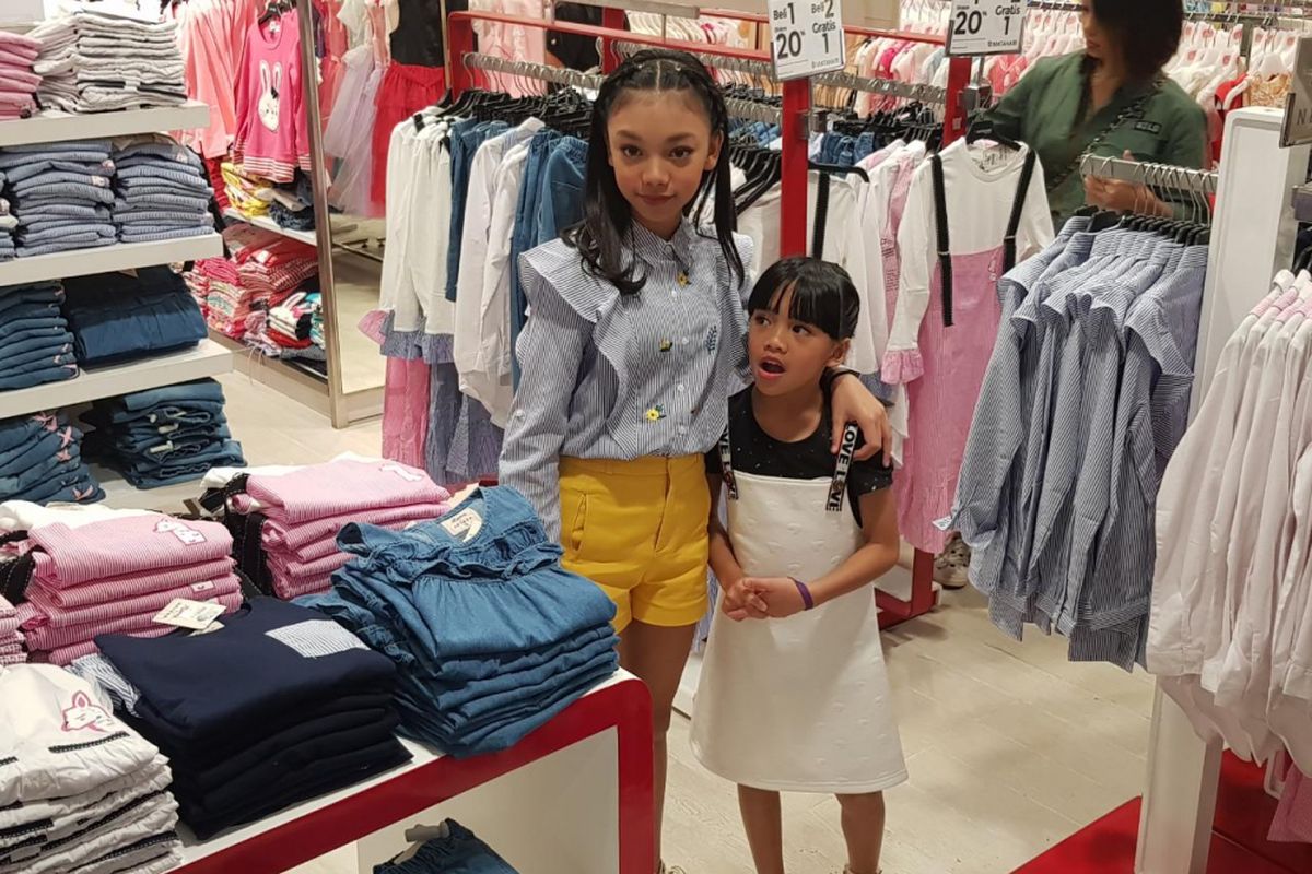 Dari kiri, Adyla Rafa Naura Ayu (12) dan Anodya Shula Neona Ayu (8) saat kolaborasi dengan Matahari untuk Naura for Nevada dan Neona for Aero Girls di Lippo Mall, Jakarta, Senin (18/12/2017).