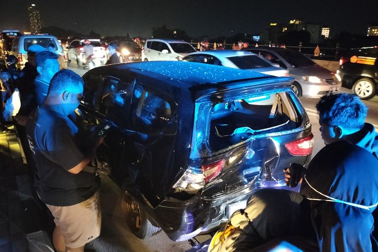 Kecelakaan beruntung terjadi diatas Fly Over Purwosari, Jalan Slamet Riyadi, Kecamatan Laweyan, Kota Solo, Jawa Tengah.