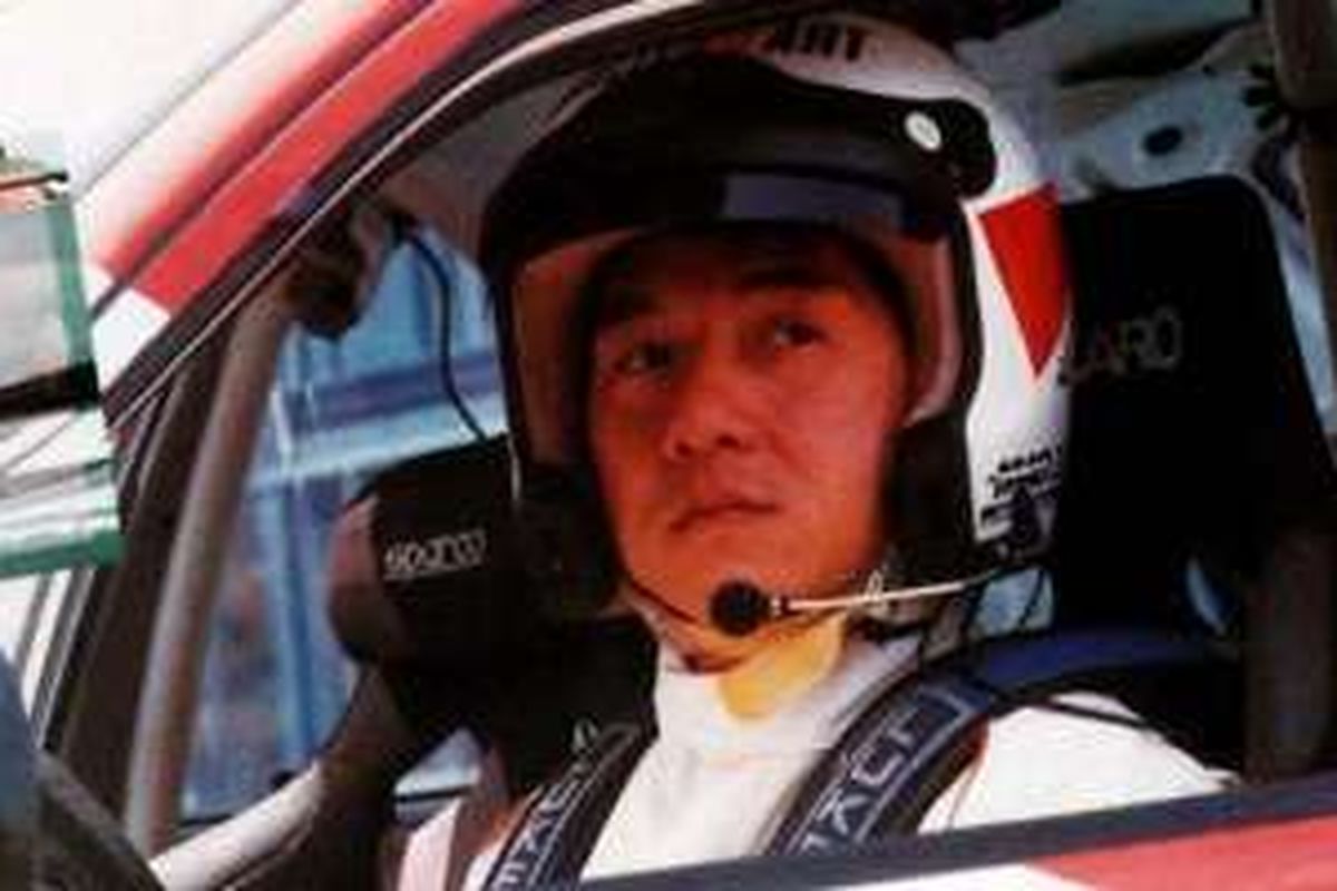 Aktor laga asal Hong Kong, Jackie Chan, di film Thunderbolt (1995). Ia merupakan pemilik tim Baxi DC Racing Alpine.  