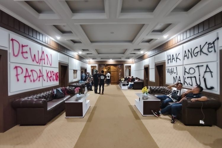Massa Coret Tembok DPRD Sukabumi, Tuntut Hak Angket untuk Wali Kota