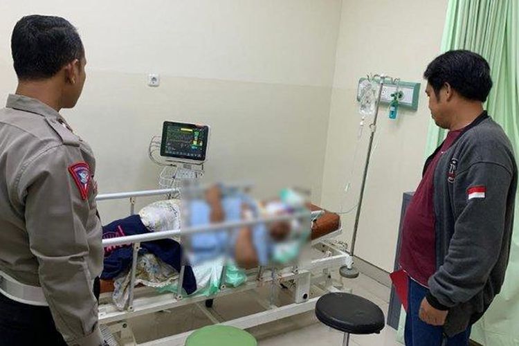 Kondisi korban, warga Menganti, Marjuki terbaring di rumah sakit, Rabu (14/5/2025). Korban mengalami sejumlah luka bacokan. 
