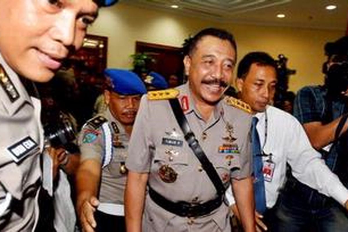 Kepala Badan Pemeliharaan Keamanan (Kabaharkam) Polri Komjen Timur Pradopo usai mengikuti upacara serah terima jabatan (sertijab) di Markas Besar Polri, Jakarta Selatan, Senin (4/10/2010). Dalam Sertijab ini terjadi perggantiaan jabatan di tubuh Polri yakni Kabaharkam, Kapolda Metro Jaya dan Kapolda Jawa Barat.