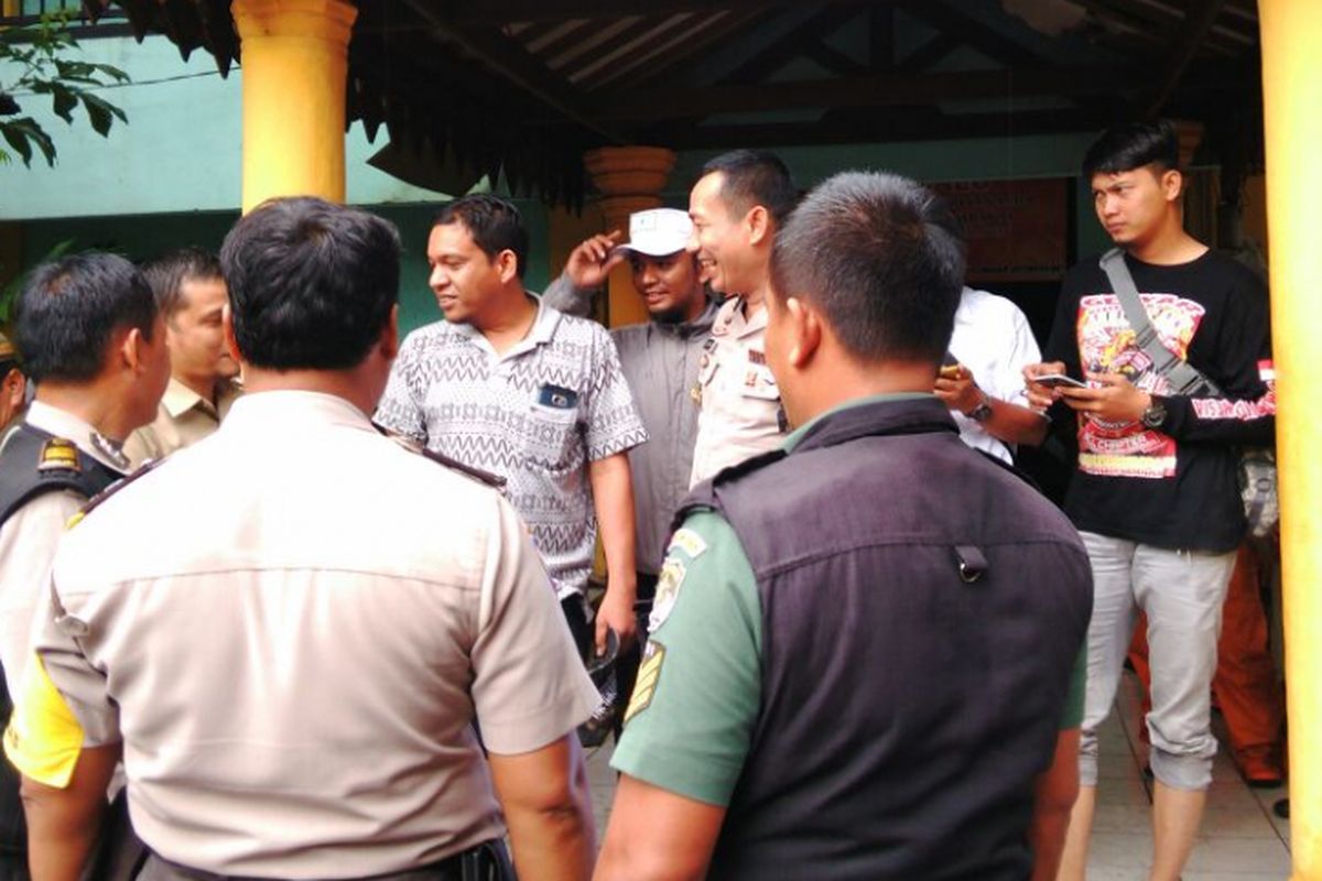 Sejumlah orang berbaju ormas tertentu dan sejumlah orang yang mengaku dari warga dari RW 01 Kelurahan Jatinegara, Kecamatan Cakung, Jakarta Timur usai bermediasi terkait masalah penurunan spanduk. Senin (20/3/2017) 