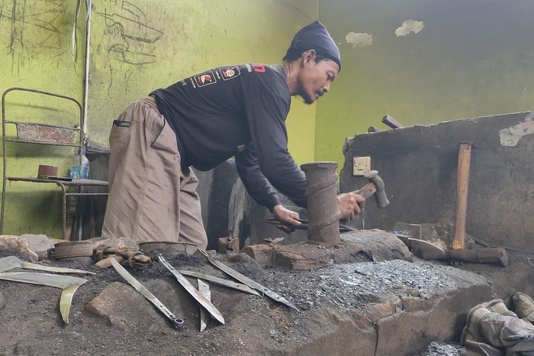 Sejumlah perajin membuat golok dan pisau di sebuah pabrik di kampung pande besi di kalurahan Bendungan, kapanewon Wates, kabupaten Kulon Progo, Daerah Istimewa Yogyakarta.