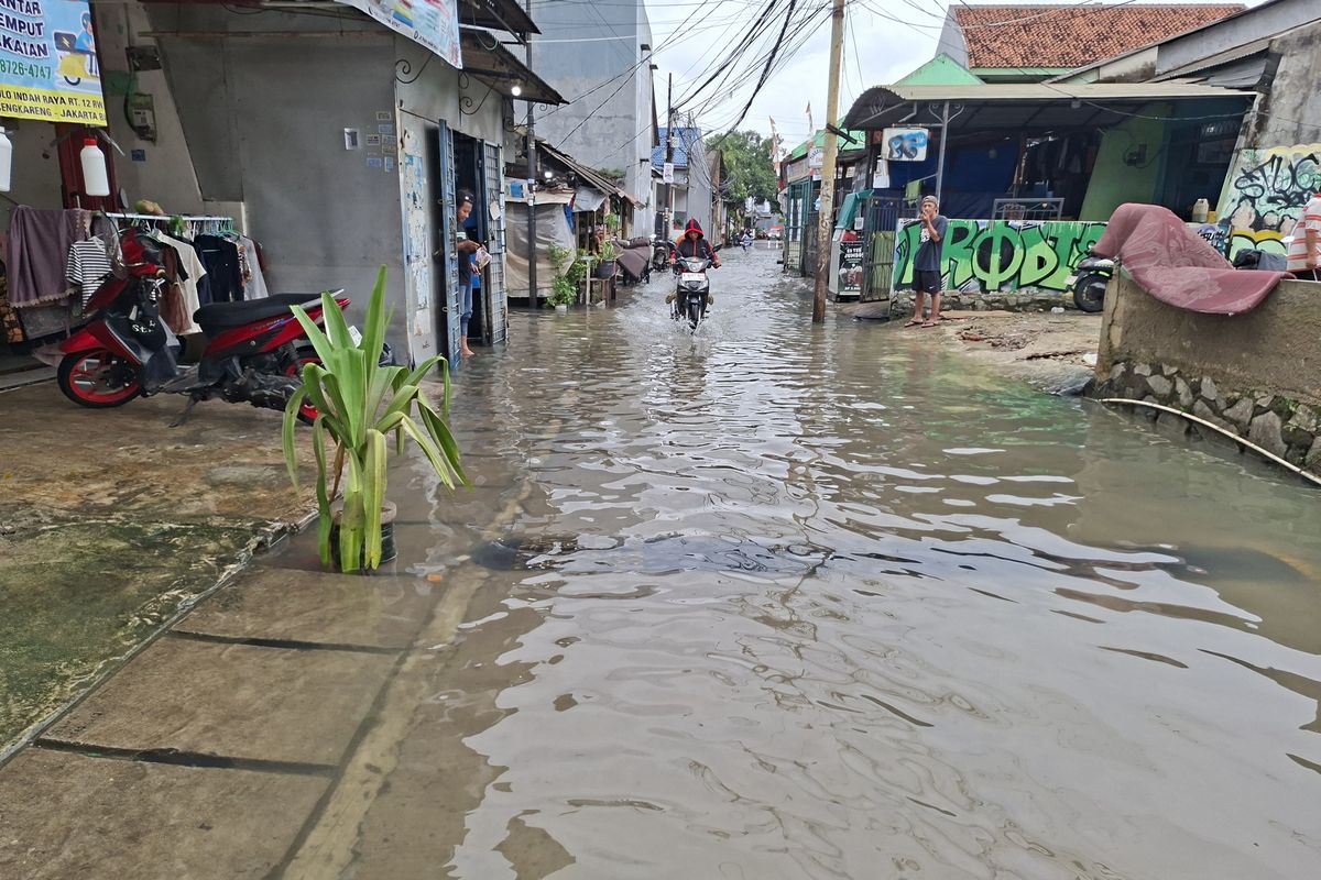 Banjir kembali merendam permukiman warga di Jalan Pulo Indah, Duri Kosambi, Cengkareng, Jakarta Barat pada Senin (26/1/2026) pagi