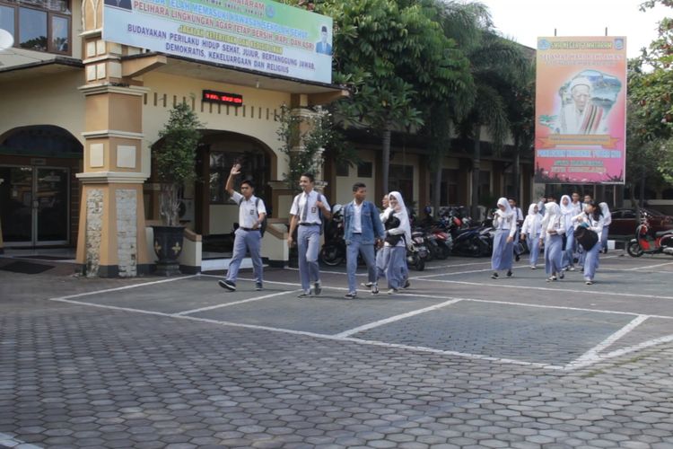 SMAN 2 Mataram, tempat Lalu Muhammad Zohri, sang juara dunia bersekolah. Zohri mengikuti UNBK di Ragunan Jakarta Selatan, karena padatnya latihan yang harus dijalaninya.