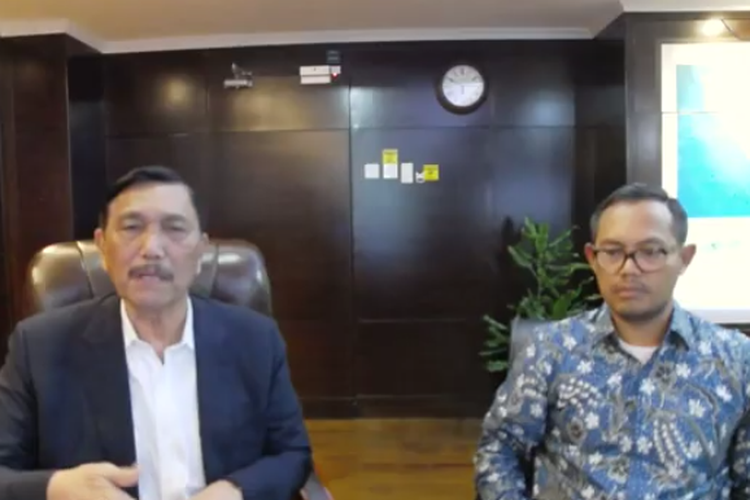 Menko Kemaritiman dan Investasi, Luhut Binsar Pandjaitan didampingin juru bicaranya Jodi Mahardi melakukan konfrensi video, di Jakarta, Rabu (18/3/2020).