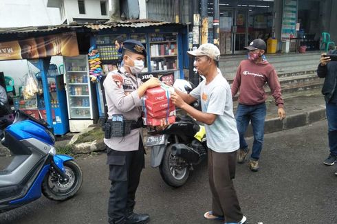 Brimob Polda Jabar Beli Nasi Kotak di Warung Kecil untuk Dibagikan