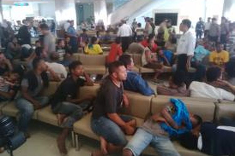 Penumpang KM Wihan Sejahtera menunggu di terminal Gapura Surya Pelabuhan Tanjung Perak Surabaya