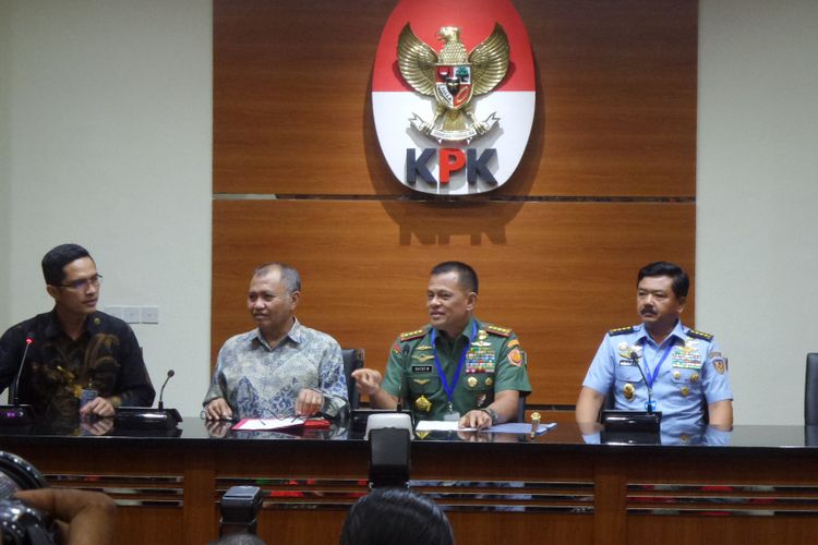 Konferensi pers Ketua KPK Agus Rahardjo dan Panglima TNI Jenderal Gatot Nurmantyo di Gedung KPK Jakarta, Jumat (26/5/2017).