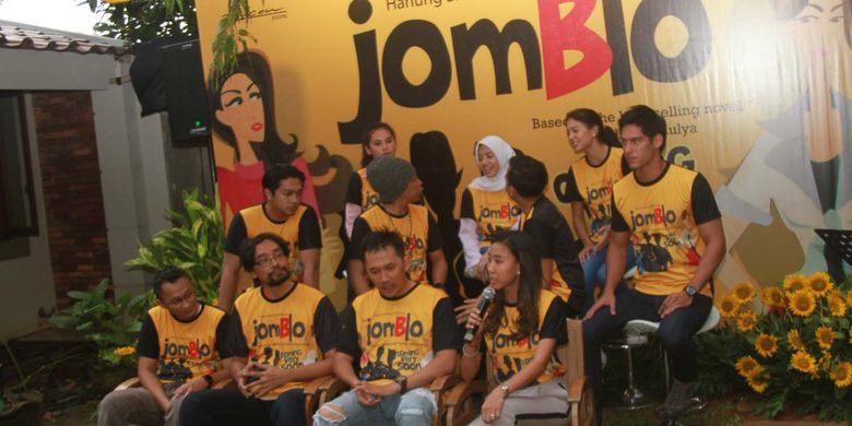 Jumpa pers syukuran film Jomblo yang dihadiri sutradara, penulis skenario, dan para pemain di kantor Falcon Picture, di Warung Buncit, Mampang Prapatan, Jakarta Selatan, Kamis (16/3/2017).