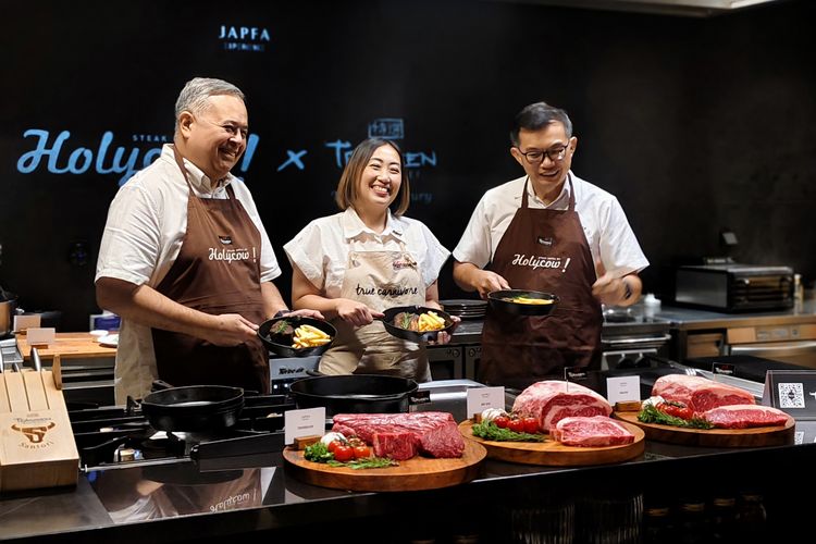 Director of PT Santoso Agrindo, Dayan Adiningrat (left), Founder of Steak Hotel by Holycow! Wynda Mardio (center), and Head of Beef Commercial Tokusen, Sugiman (right), during the Holycow's Private Selection event at Japfa Experience, South Jakarta, Tuesday (29/10/2024). 