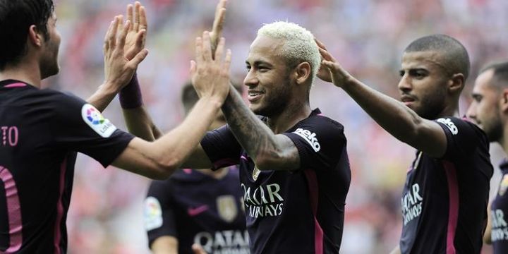 Striker Barcelona, Neymar, merayakan gol ke gawang Sporting Gijon bersama rekan-rekannya, pada laga La Liga di Stadion El Molinon, Sabtu (24/9/2016).