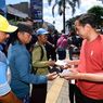Jelang Lebaran, Jokowi Bagikan “THR” ke Pedagang Pasar Legi Solo