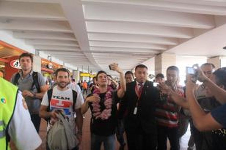 Pebalap Repsol Honda, Dani Pedrosa, melakukan foto selfie di Bandara Soekarno-Hatta, Jakarta, Senin (20/10/2014).