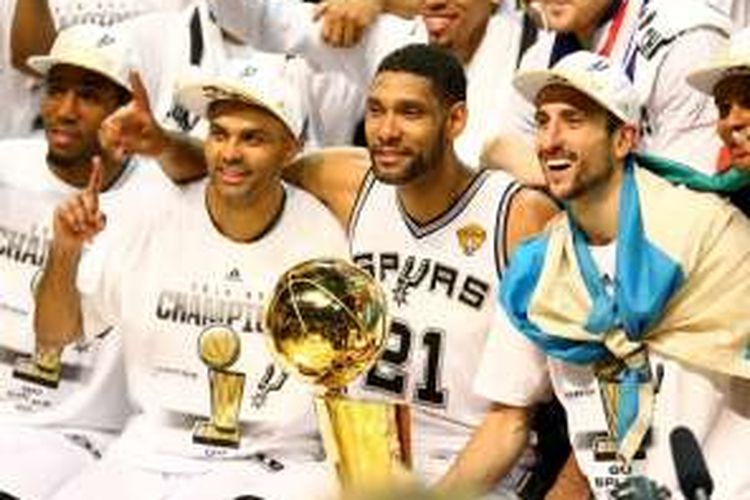 Pemain-pemain San Antonio Spurs (dari kiri ke kanan), Kahwi Leonard, Tony Parker, Tim Duncan, dan Manu Ginobili, melakukan selebrasi setelah menjadi Juara NBA 2014. Spurs tampil sebagai juara setelah mengalahkan Miami Heat pada gim kelima Final NBA di AT&T Center, San Antonio, Texas, Amerika Serikat, 15 Juni 2014.