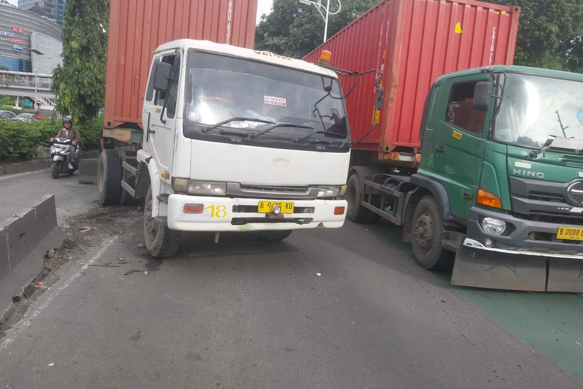 Truk kontainer menabrak separator jalur bus Transjakarta di Jalan Letjen S. Parman, Jakarta Barat menyebabkan kemacetan di sejumlah ruas jalan, Jumat (6/2/2026) pagi