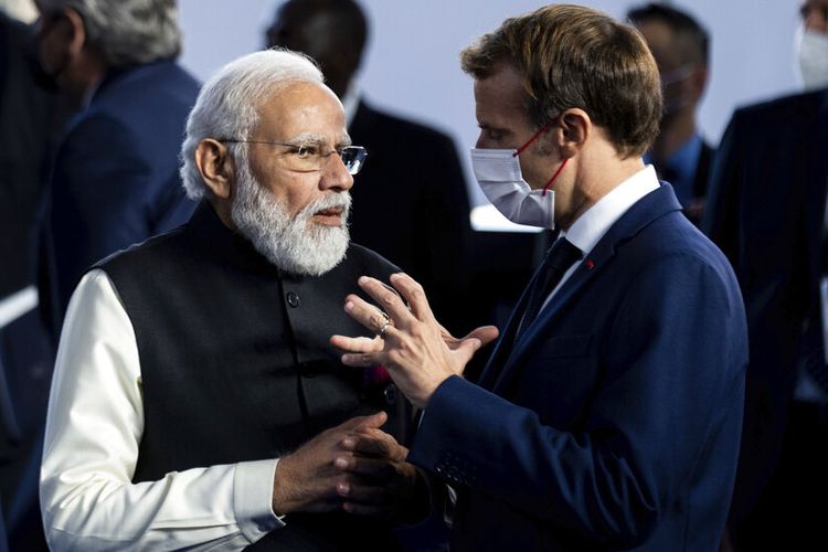Perdana Menteri India Narendra Modi, kiri, berbicara dengan Presiden Prancis Emmanuel Macron selama foto keluarga KTT G20 di pusat konferensi La Nuvola, di Roma, Sabtu, 30 Oktober 2021. 