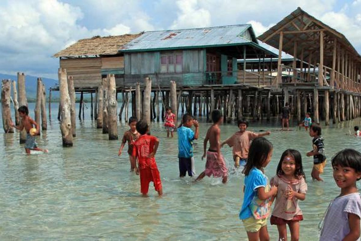 Kehidupan Suku Bajo Torosiaje yang tidak terpisahkan dari laut, membuat anak-anak mereka juga mengenali laut sejak usia dini. Bahkan lahan bermain mereka pun adalah laut.