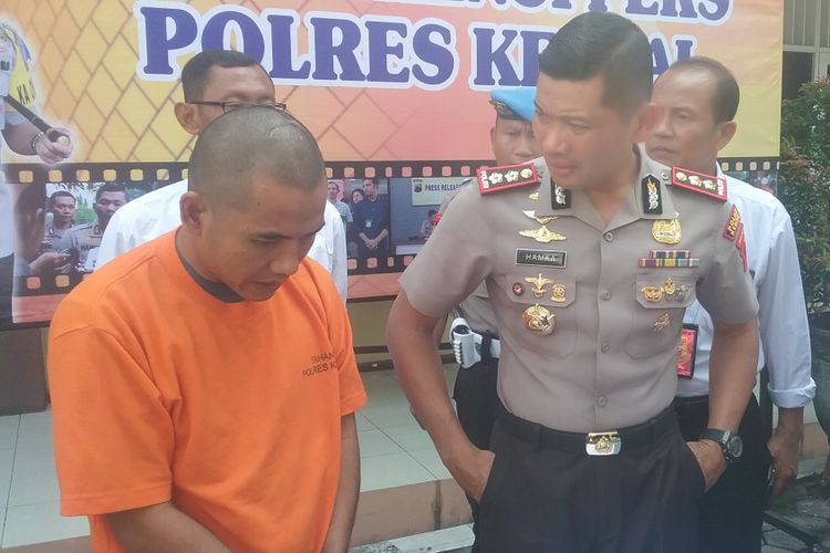 Karno, pencuri mobil jenazah saat diinterogasi Kapolres Kendal AKBP Hamka Mapaitta.