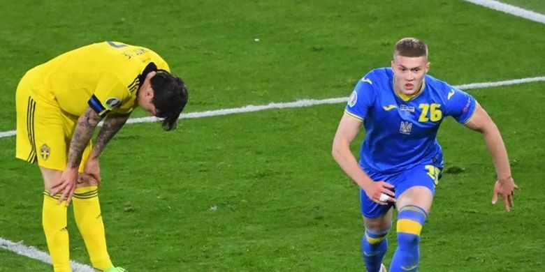 Pemain Ukraina, Artem Dovbyk (kanan), setelah mencetak gol dalam pertandingan Swedia vs Ukraina pada babak 16 besar Euro 2020 di Hampden Park, Glasgow, Skotlandia, Rabu (30/6/2021). Gol Artem Dovbyk sekaligus memastikan Ukraina melaju ke partai perempat final Euro 2020. 