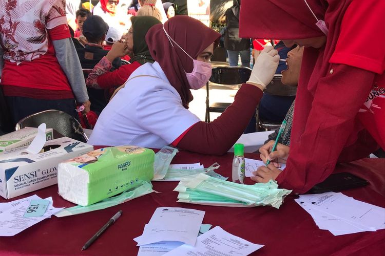 Pemeriksaan gigi gratis di Car Free Day Bandung, Minggu (1/12/2019). Kegiatan tersebut merupakan bagian dari sosialisasi dan pelaksanaan Deklarasi Bali 2019.