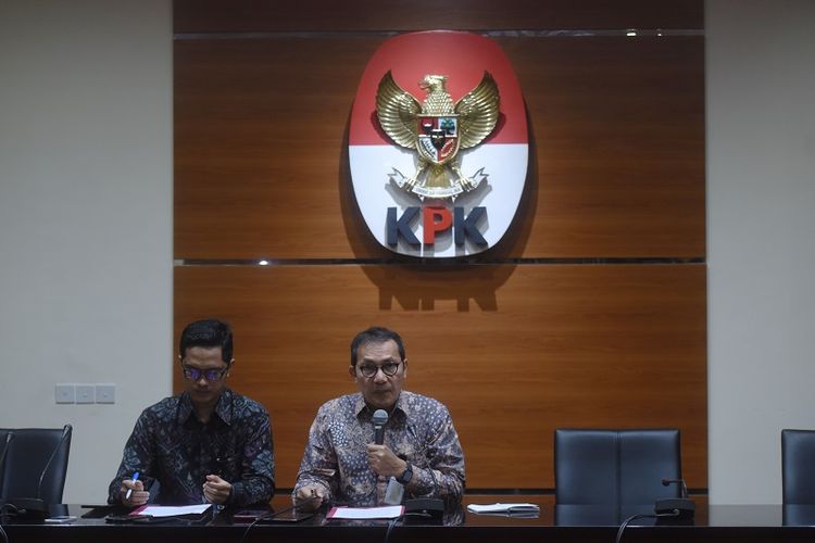 Wakil Ketua KPK Saut Situmorang (kanan) didampingi Juru Bicara Febri Diansyah (kiri) menyampaikan keterangan terkait penetapan tersangka baru kasus korupsi KTP Elektronik di Gedung KPK, Jakarta, Jumat (10/11). KPK resmi menetapkan kembali Ketua DPR Setya Novanto sebagai tersangka kasus dugaan korupsi KTP Elektronik. ANTARA FOTO/Akbar Nugroho Gumay/foc/17.