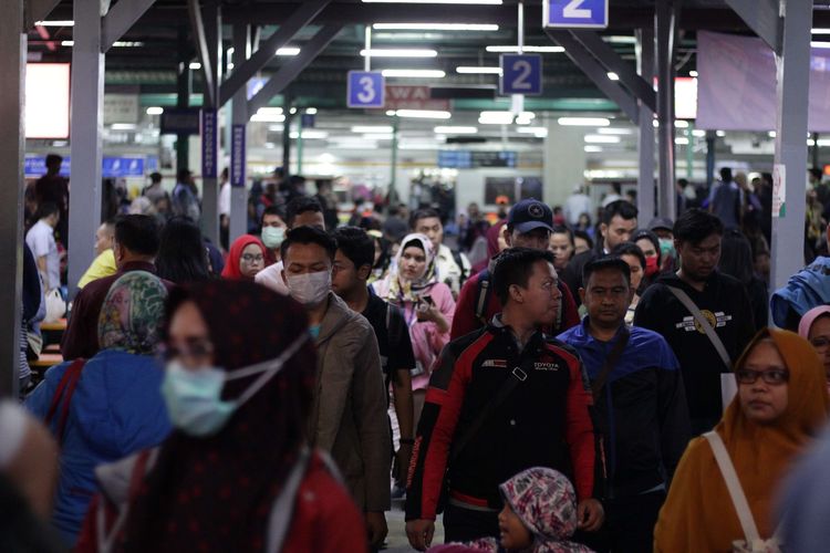 Penumpang KRL turun dari rangkaian kereta dan berjalan menuju pintu keluar di Stasiun Manggarai, Jakarta Selata, Selasa (3/12/2019). PT. Kereta Commuter Indonesia (KCI) melakukan perubahan jadwal kereta yang berdampak pada lonjakan penumpang di sejumlah stasiun.