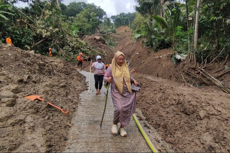 Kapolres Trenggalek menyampaikan keterangan setelah kordinasi bersama tim gabungan pencarian korban tanah longsor  di Kabupaten Trenggalek Jawa Timur, Rabu (21/05/2025).