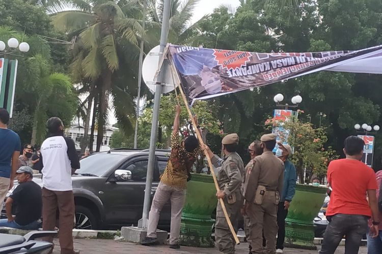 Bawaslu Jember bersama Satpol PP dan Polres Jember saat menurunkan Alat Peraga Kampanye (APK) calon petahana 