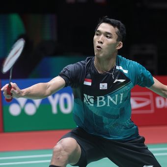 Tunggal putra Indonesia Jonatan Christie saat melawan wakil Taiwan Wang Tzu Wei dalam rangkaian 32 besar Malaysia Masters 2022 di Axiata Arena, Kuala Lumpur, pada Rabu (6/7/2022).