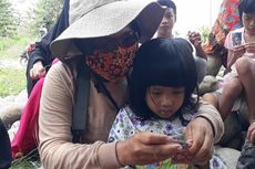 Iba dengan Anak di Pengungsian Banjir Bandang Masamba, Ifanta Rela Jadi Pemotong Kuku