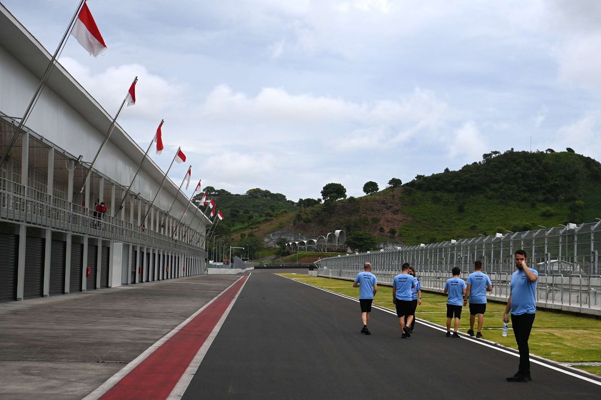 Sejumlah kru Gresini Racing Team berjalan di depan paddock saat sesi tes pramusim MotoGP 2022 di Pertamina Mandalika International Street Circuit, Lombok Tengah, NTB, Kamis (10/2/2022). Sesi tes pramusim di sirkuit Mandalika tersebut akan berlangsung hingga Minggu (13/2/2022).