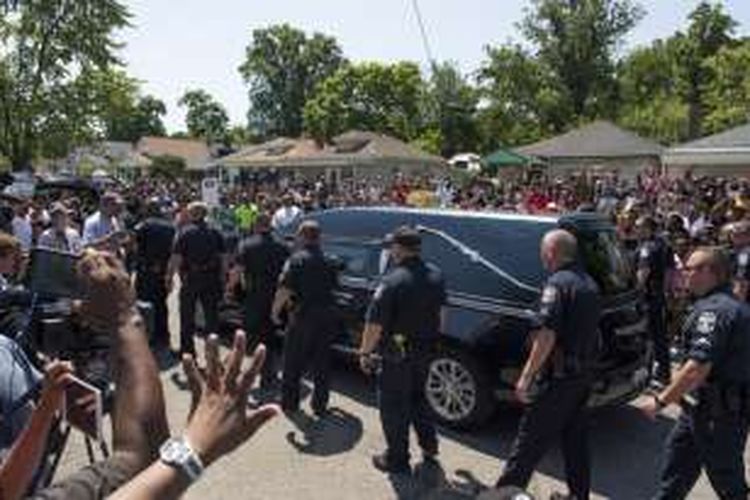Mobil yang membawa jenazah Muhammad Ali menuju pemakaman Cave Hill.