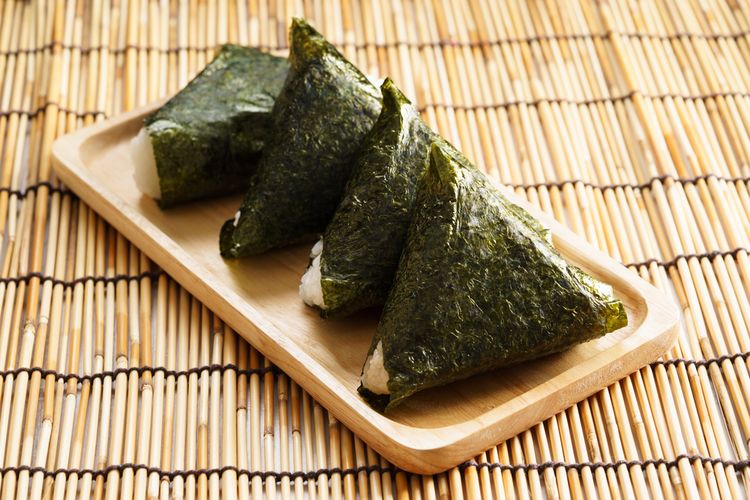 Onigiri yang bagus bisa dilihat dari teksturnya dan aroma harumnya.