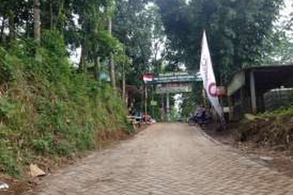 Jalan menuju pos awal pendakian Gunung Penanggungan di jalur Desa Tamiajeng, Kecamatan Trawas, Kabupaten Mojokerto, Jawa Timur, Selasa (10/5/2016).
