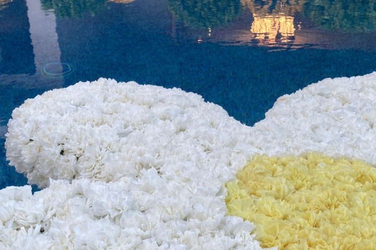 Dekorasi bunga di rumah Kylie Jenner di Calabasas, California, AS, untuk merayakan Hari Ayah bagi Travis Scott.