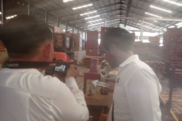 Polisi saat melakukan olah TKP di pabrik kayu di Desa Pelang, Kecamatan Kembangbahu, Lamongan, Jawa Timur, Senin (16/10/2023).