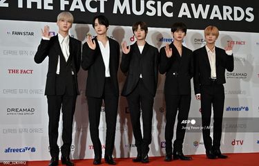 Boy group Tomorrow X Together atau TXT berpose di karpet merah The Fact Music Awards 2022 yang digelar di KSPO Dome di Seoul, Korea Selatan pada 8 Oktober 2022. 