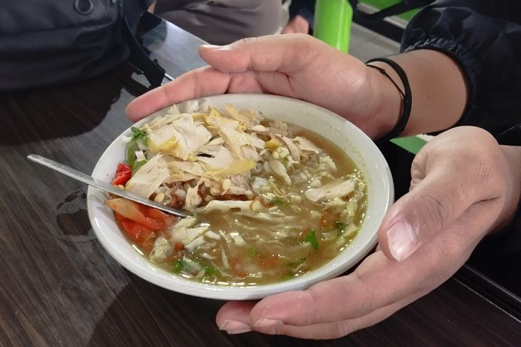 Soto Bok Ijo di kuliner soto kawasan Terminal Tamanan,Kota Kediri, Jawa Timur, 2024.