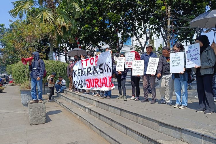 Puluhan jurnalis Bandung berunjuk rasa di depan Mapolrestabes Bandung, Kamis (31/8/2023). Mereka mengecam kekerasan polisi pada wartawan dalam kerusuhan Dago Elos, Bandung. 