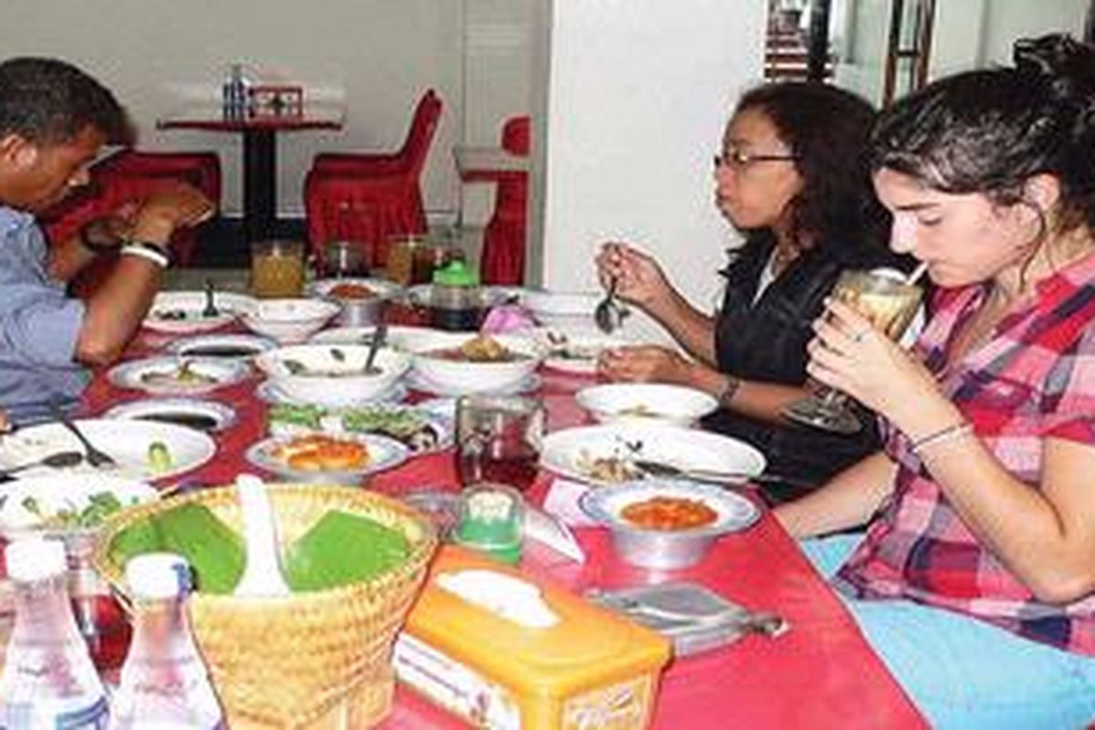 Penggemar setia pindang ikan patin tak hanya orang asal Sumatra Selatan. Kalangan ekspatriat, khususnya asal Jepang, juga menikmati masakan ini.