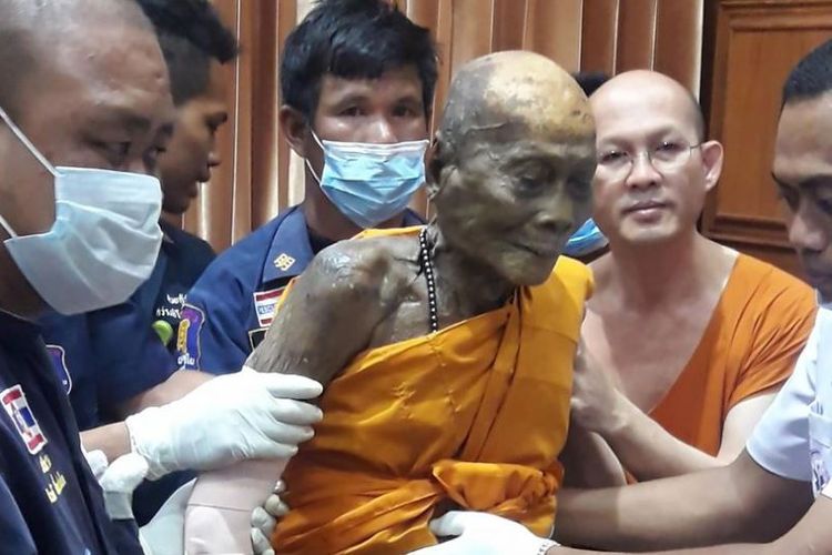 Jenazah biksu Luang Phor Pian ketika dikeluarkan dari peti matinya untuk kemudian didoakan Senin (22/1/2018).