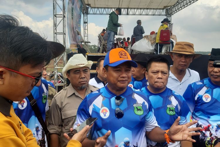 Wakil Gubernur Jawa Barat Uu Ruzhanul Ulum saat membuka Kejuaraan Pacuan Kuda di Tanjungsari, Sumedang, Minggu (8/12/2019). AAM AMINULLAH/KOMPAS.com