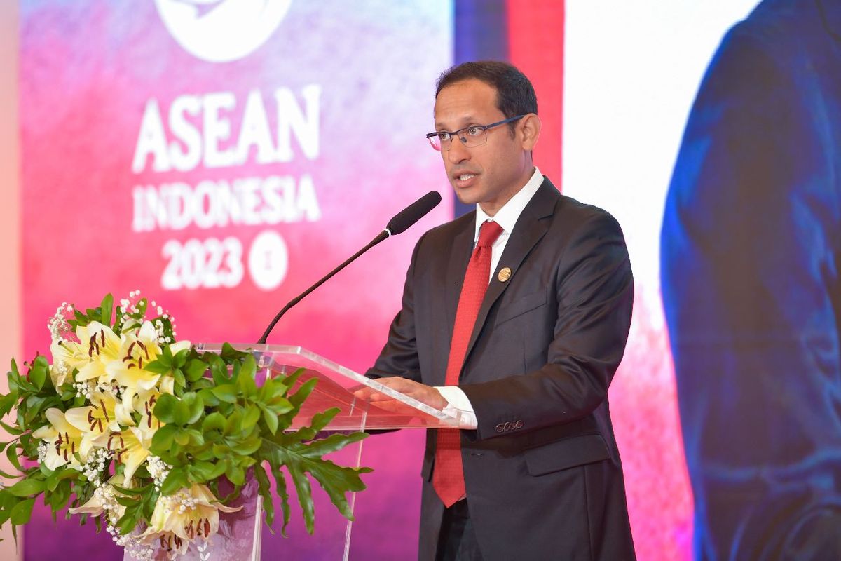 Menteri Pendidikan, Kebudayaan, Riset, dan Teknologi Indonesia, (Mendikbudristek) Nadiem Anwar Makarim saat memimpin pertemuan meja bundar Perhimpunan Menteri Asean tentang Layanan dan Pendidikan Anak Usia Dini (PAUD) dalam South East Asia Policy Dialogue on Early Childhood Care and Education (SEA PD on ECCE) di Jakarta, Rabu, (26/7/2023). 
